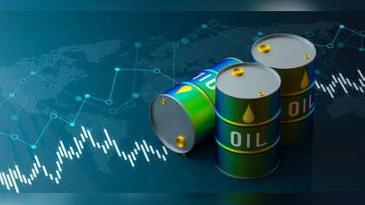 انخفاض أسعار النفط عالميًا يواصل النزيف بنحو 0.76%